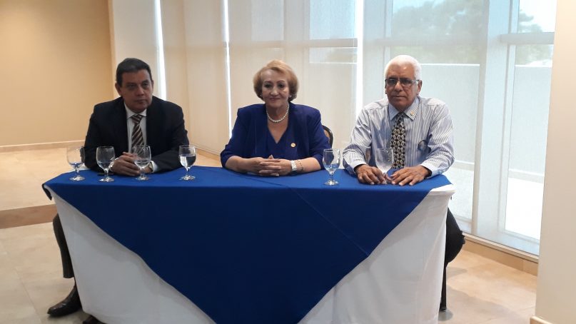 Rectora Etelvina Medianero De Bonagas y equipo de campaña